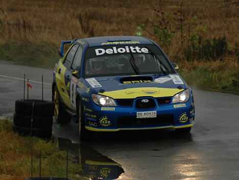 Veje, der er glatte af efterårsregnen og nedfaldne blade, vil med garanti sætte deltagerne som her Karl Åge Jensen på ekstra prøvelser ved årets BMC Rally.